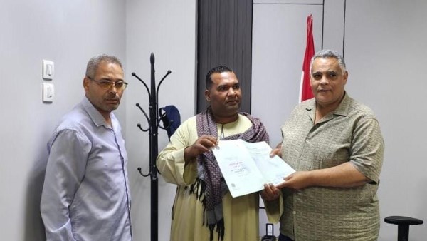  تسليم عقود تقنين أوضاع أملاك الدولة لمواطنين بمركز أبنوب
