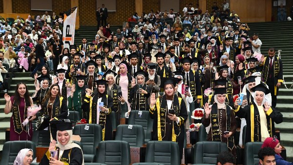رئيس جامعة أسيوط يشهد حفل تخرج الدفعة الأربعين بكلية التمريض