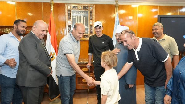 محافظ أسيوط يسلم طرف صناعي لشاب فلسطيني مصاب من غزة لمساعدته على الحركة