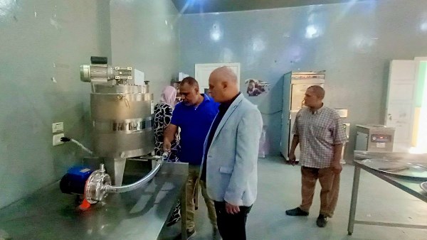 رئيس مركز ومدينة ساحل سليم يتابع أعمال تصنيع منتجات الرمان 