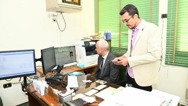 رئيس جامعة أسيوط يتفقد مركز تطوير نظم المعلومات الإدارية ويتابع مشروعات التحول الرقمي