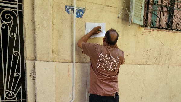 حملات ميدانية بحي شرق أسيوط للتوعية بالتصالح في مخالفات البناء ووضع لافتات على المباني المخالفة دون تقديم طلبات للتصالح