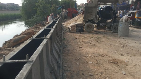 تركيب حواجز "نيوجيرسي" بموقف غرب السكة الحديد بأبوتيج