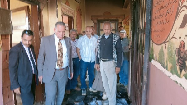 وكيل وزارة التعليم بأسيوط يتفقد السيطرة على حريق بمدرسة الخلفاء الراشدين الابتدائية بموشا
