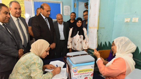 محافظ أسيوط يتابع تنفيذ الحملة القومية المجانية للتطعيم ضد الحصبة والحصبة الألمانية بساحل سليم
