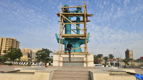 محافظ أسيوط يتابع أعمال تطوير وتجميل ميدان "أم البطل" بالمدخل الجنوبي 
