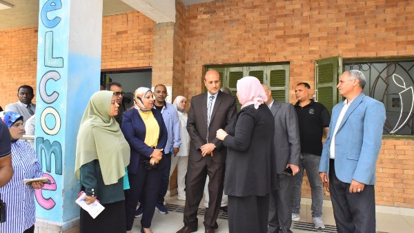 محافظ أسيوط يتفقد الوحدة الاجتماعية بقرية المطمر لمتابعة تشغيل مشروعات "حياة كريمة"
