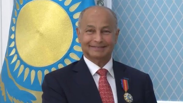 وسام «دوستيك» من رئيس كازاخستان يزيّن مسيرة حسين المسلم.. فخر عربي في المحافل الدولية الرياضية وسام «دوستيك» من رئيس كازاخستان يزيّن مسيرة حسين المسلم.. فخر عربي في المحافل الدولية الرياضية