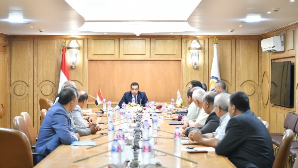 اجتماع نائب محافظ قنا 