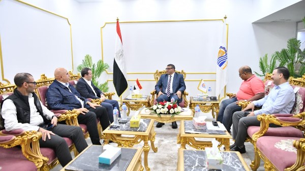 اجتماع محافظ قنا 