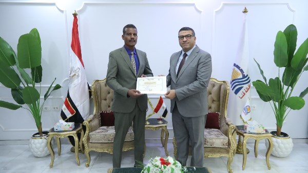 محافظ قنا يكرم مدير مديرية الزراعة على نجاح منظومة توزيع الأسمدة المدعمة محافظ قنا يكرم مدير مديرية الزراعة على نجاح منظومة توزيع الأسمدة المدعمة
