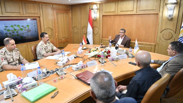 اجتماع محافظ قنا 