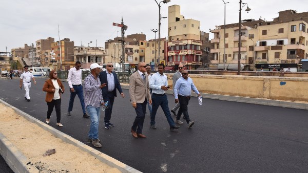 شوارع ضيقة تنتظر التطوير.. محافظ الأقصر يوجه باستخدام الإنترلوك في منطقة غرب السكة الحديد