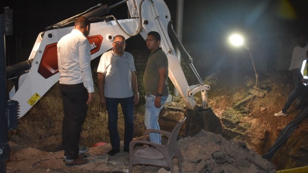 رئيس مياه الأقصر يتابع أعمال ضم خطوط جديدة بالبياضية حتى الفجر لتحسين ضغوط المياه