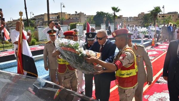 احتفالًا بالذكرى الـ53 لانتصارات أكتوبر .. محافظ الأقصر يضع إكليلًا من الزهور على النصب التذكاري للجندي المجهول