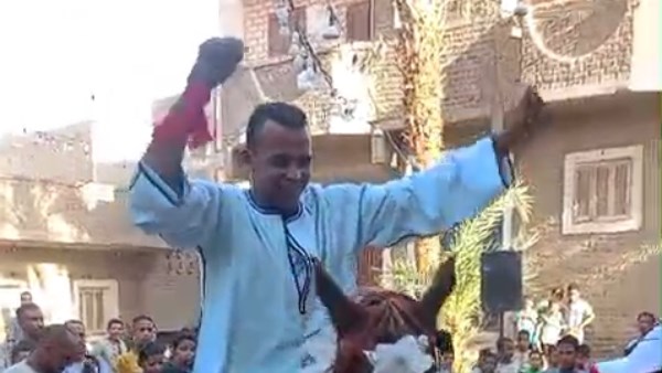 حنة عريس في إسنا.. «الله أكبر» على الكف وحنة من الرأس للقدم ورقص بالحصان وزيارة المقامات