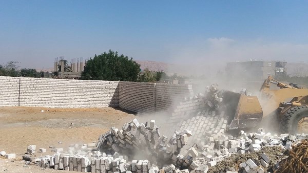 ضمن الموجة الـ30.. إزالة 14 حالة تعدٍ واسترداد 52 فدانًا من أملاك الدولة بقرى إسنا