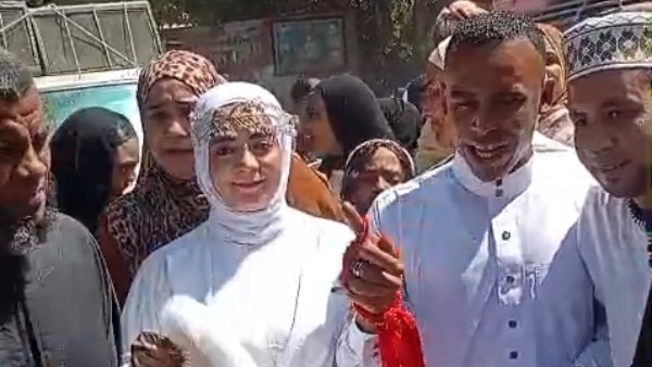العروسين أثناء زفة القرية لهم