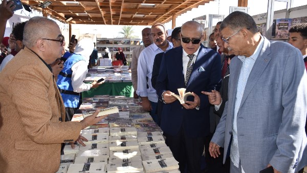وسط حضور جماهيري كبير.. محافظ الأقصر يفتتح الدورة الخامسة لمعرض الأقصر للكتاب