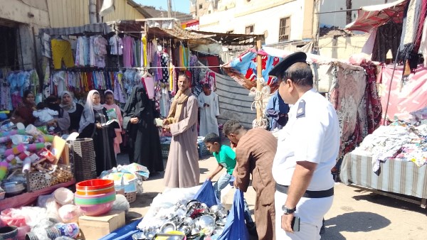 حملة مكبرة في إسنا لضبط إشغالات الشوارع.. تحرير 10 مخالفات للمحال والباعة الجائلين