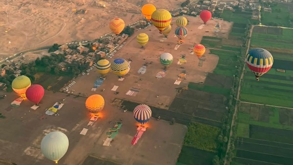 سماء الأقصر تبتسم للسياح.. 85 رحلة بالون طائر تقل 2100 سائح في مشهد سياحي يبشر بالخير