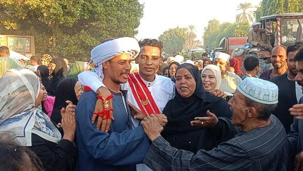 بدل الفرح.. عريس وعروسة من جنوب الأقصر يختاران العمرة بداية لحياتهما الزوجية والبلد كلها تزفهما