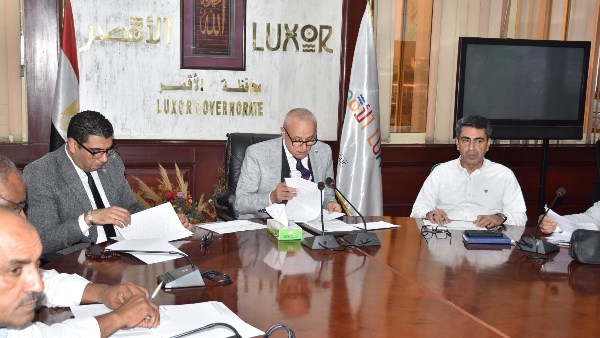 محافظ الأقصر يعقد اجتماعًا لمتابعة ملفات التقنين والتصالح والمتغيرات المكانية ويوجه بسرعة إنهاء طلبات المواطنين