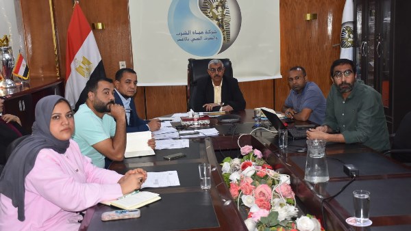 مياه الأقصر تعقد إجتماعاً  لمتابعة مشروع الصرف الصحي المتكامل بقرى إسنا والطود