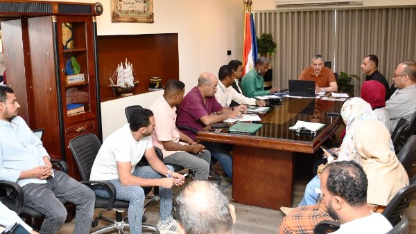 محافظ أسوان يوجه لجنة الموازية لرفع كفاءة استرداد الأراضي وتقنين أوضاعها