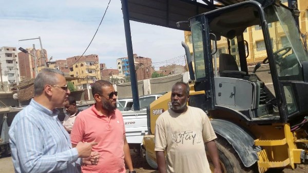 نائب محافظ أسوان يتفقد جراج الوحدة المحلية لمتابعة جاهزية معدات النظافة