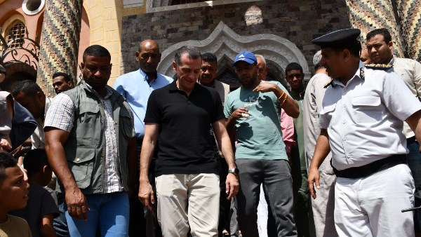 محافظ أسوان يلتقى المواطنين للاستماع إلى مطالبهم وتلبيتها وفقاً للإمكانيات المتاحة
