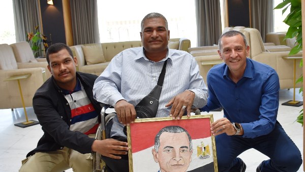 محافظ أسوان يكرم موهبة فنية من ذوى الإعاقة الحركية .. ويشيد بإبداع الفنان ناصر عبد العزيز الذى تحدى إعاقته بريشة الفن والإبداع محافظ أسوان يكرم موهبة فنية من ذوى الإعاقة الحركية .. ويشيد بإبداع الفنان ناصر عبد العزيز الذى تحدى إعاقته بريشة الفن والإبداع