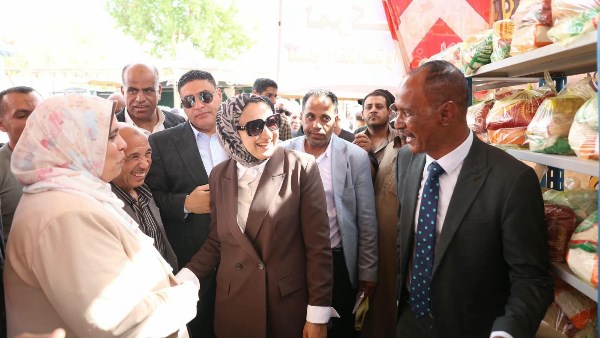 محافظ الوادي الجديد تفتتح منفذ باريس الخير للسلع الغذائية واللحوم المخفضة