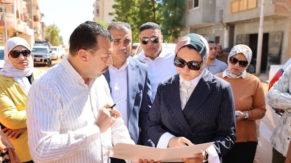 محافظ الوادي الجديد تتابع بدء أعمال رصف طريق أرض النور محافظ الوادي الجديد تتابع بدء أعمال رصف طريق أرض النور