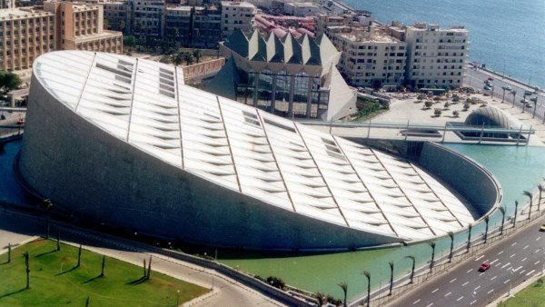 مكتبة الإسكندرية تفتتح السيمبوزيوم الدولي «إعادة التفكير.. إعادة البناء» مكتبة الإسكندرية تفتتح السيمبوزيوم الدولي «إعادة التفكير.. إعادة البناء»