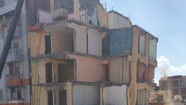 استمرار أعمال إزالة عقار أمبروزو المائل بالإسكندرية استمرار أعمال إزالة عقار أمبروزو المائل بالإسكندرية
