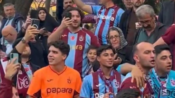 جماهير طرابزون تملأ الشوارع وتغني لصلاح قبل مواجهة بشكتاش