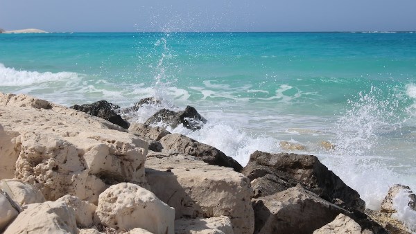 ارتفاع الامواج بشواطئ مطروح