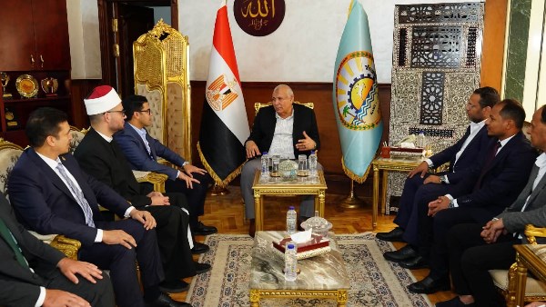 محافظ مطروح خلال  استقبال الوفد 