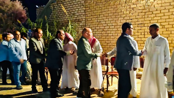 نائب المحافظ  والسكرتير العام خلال  تقديم العزاء بمدينة الضيعة