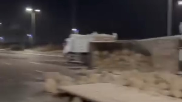 انقلاب سيارة نقل محملة بالحجارة 