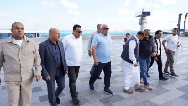 محافظ مطروح خلال تفقد الكورنيش