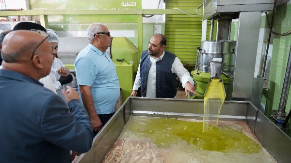 محافظ مطروح خلال  تفقد  عصر الزيتون 