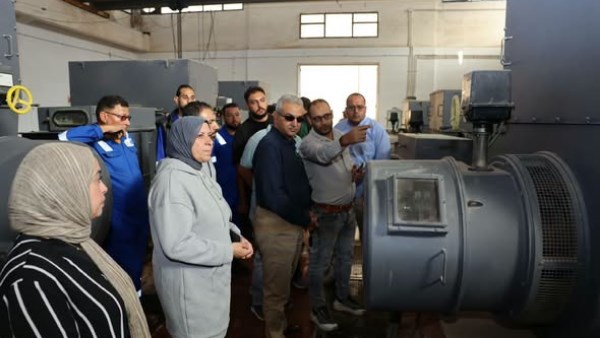 رئيس شركة  مياة مطروح خلال الجولة