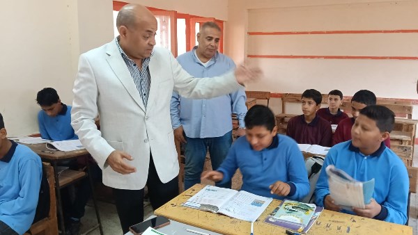 مدير تعليم مطروح  خلال الجولة 