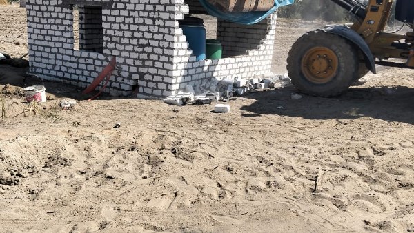 إزالة فورية في المهد لحالة بناء مخالف بقرية السلام بالقنطرة شرق