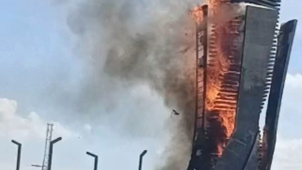 طوله 15 مترًا.. السيطرة على حريق مجسم ميدان الساعة بمدخل بورسعيد
