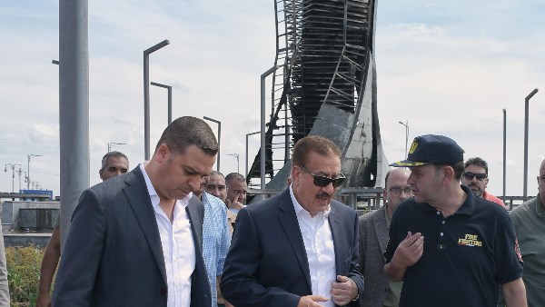 من قلب موقع الحريق.. محافظ بورسعيد يوجه بسرعة رفع كافة آثار الحريق  والمخلفات والبدء الفوري في تهيئة الميدان