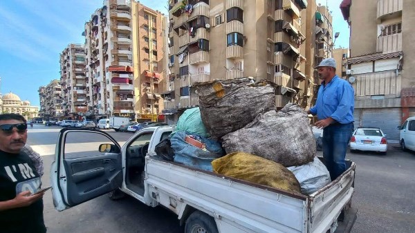 مصادرة كميات من الخردة وفرزة القمامة وتسليمها لمصنع تدوير القمامة للاستفادة منها ضمن منظومة إعادة التدوير