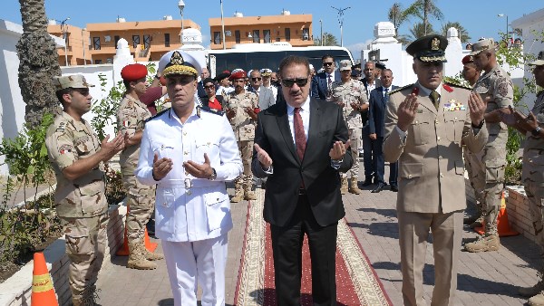 محافظ بورسعيد ومدير الأمن والمستشار العسكري يضعون إكليلاً من الزهور على النصب التذكاري للشهداء بمقابر الشهداء 